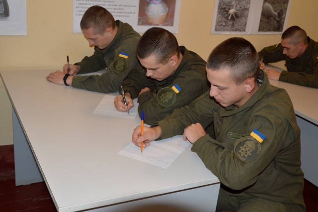 Національні гвардійці пишуть диктант